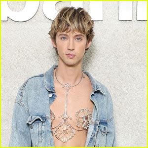 troye sivan naked|Troye Sivan Talks Going Nude & Showing His Body in Sexy。